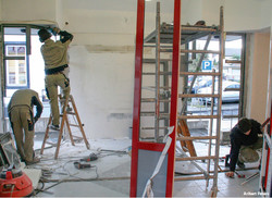 2190 Handwerker beim Renovieren / Foto: Aribert Peters